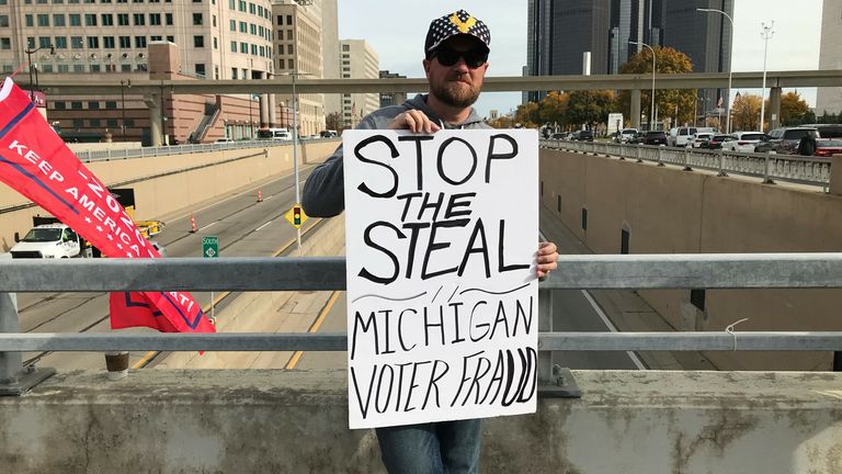 Un partisan de Donald Trump tient une pancarte `` Arrêtez de voler '' à Detroit