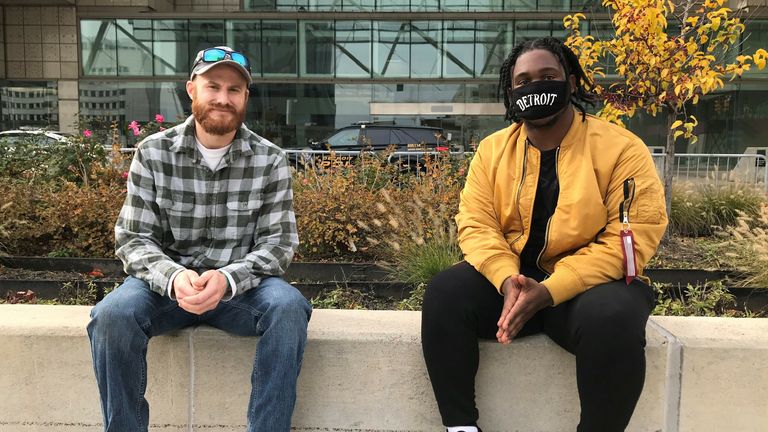 Angelo Austin et Levi Ball (L) à l'extérieur du centre de comptage de Detroit