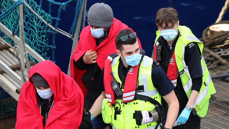 Des personnes soupçonnées d'être des migrants sont amenées à Douvres, Kent