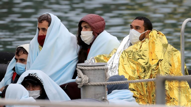 Des personnes que l'on pense être des migrants sont photographiées vendredi sur un bateau des forces frontalières à Douvres