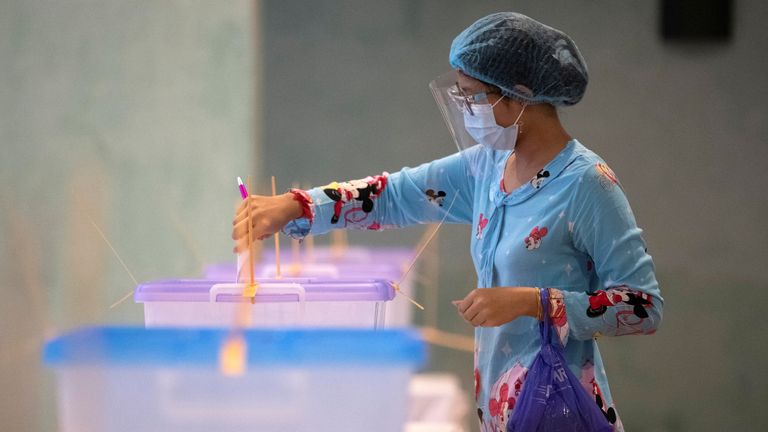 Une femme portant un masque protecteur dépose son bulletin de vote pour l'élection générale dans un bureau de vote à Yangon, au Myanmar, le 8 novembre 2020.?REUTERS/Shwe Paw Mya Tin TPX IMAGES DU JOUR