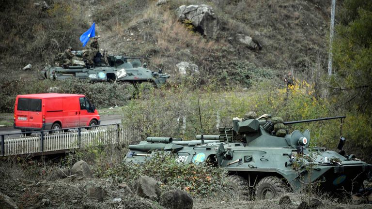 Une voiture passe devant un point de contrôle des soldats de la paix russes à l'extérieur de la ville de Shusha le 13 novembre 2020, pendant le conflit militaire entre l'Arménie et l'Azerbaïdjan au sujet de la région séparatiste du Haut-Karabakh