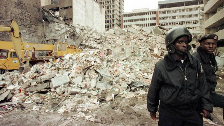 Les gardes de sécurité kényans veillent après l'attentat de 1998