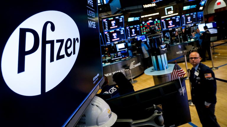 PHOTO DE FICHIER: Un logo pour Pfizer est affiché sur un écran au sol à la Bourse de New York (NYSE) à New York, États-Unis, le 29 juillet 2019. REUTERS / Brendan McDermid / File Photo