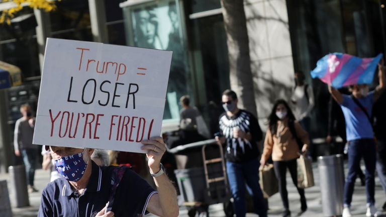 Les gens célèbrent l'élection de Joe Biden à New York