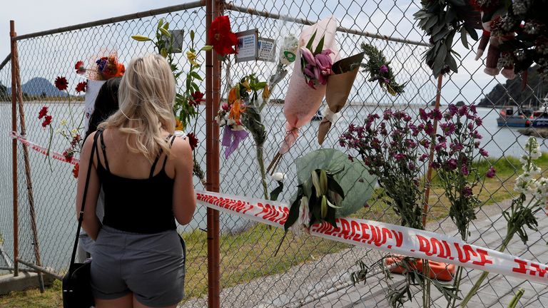 Des fleurs ont été placées dans un mémorial pour ceux qui sont morts dans l'éruption