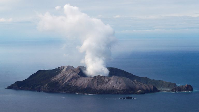 Le volcan White Island est vu quelques jours après l'éruption qui a fait 22 morts