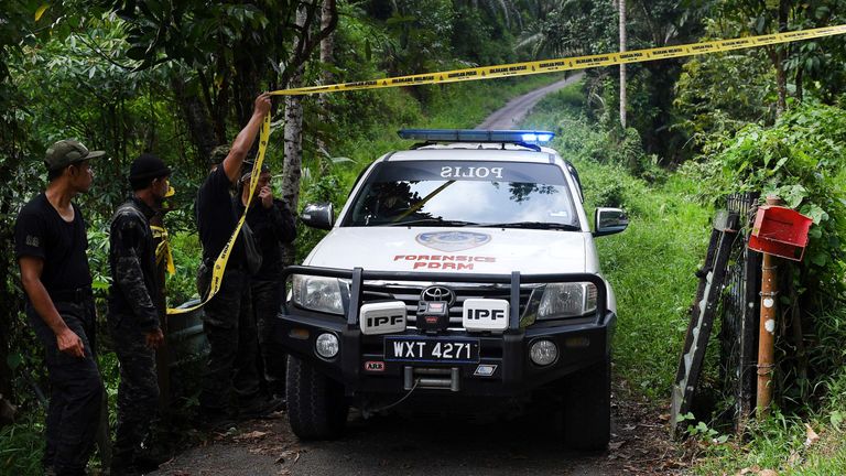 Un véhicule de police est vu à l'entrée du Dusun Resort, où l'adolescente franco-irlandaise de 15 ans disparue Nora Quoirin a été vue pour la dernière fois.
