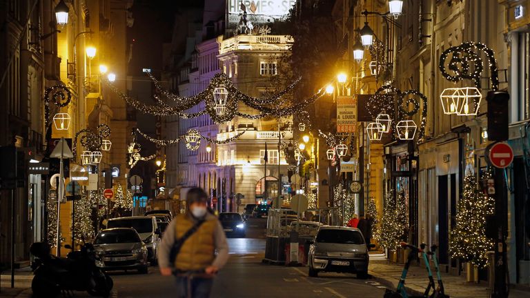 La rue Saint-Honoré à Paris est décorée d'illuminations pour Noël