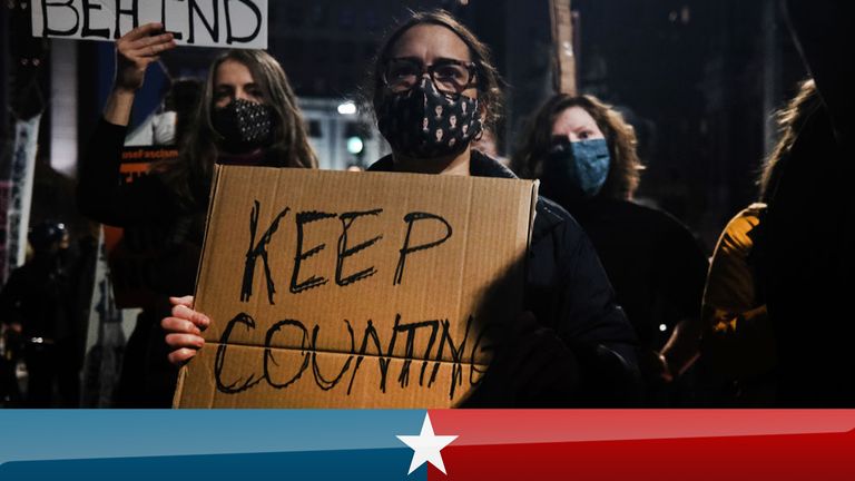 PHILADELPHIE, PENNSYLVANIE - 4 NOVEMBRE: Les gens participent à une manifestation en faveur du comptage de tous les votes, car l'élection en Pennsylvanie n'est toujours pas résolue le 4 novembre 2020 à Philadelphie, Pennsylvanie.  En l'absence de vainqueur déclaré à l'élection présidentielle d'hier soir, tous les yeux sont rivés sur le résultat dans quelques États swing restants pour déterminer si Donald Trump aura encore quatre ans ou si Joe Biden deviendra le prochain président des États-Unis.  Le dépouillement des bulletins de vote à Pennsylva