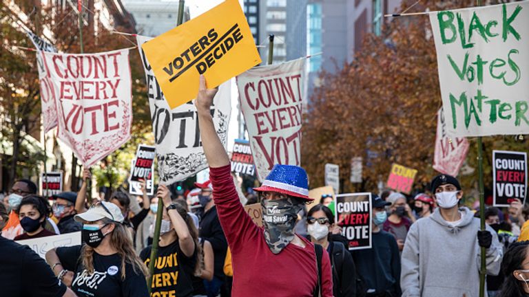 Les foules à Philadelphie portent des pancartes `` Les électeurs décident '' et `` comptent chaque vote ''