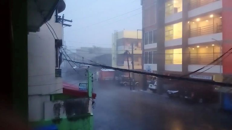 Une vue de fortes pluies pendant le typhon Goni dans la ville de Sorsogon Une vue de fortes pluies pendant le typhon Goni à Sorsogon City, Sorsogon, Philippines le 1er novembre 2020 dans cette image fixe tirée d'une vidéo obtenue à partir des médias sociaux.  Crédit obligatoire RICK GO ESGUERRA / via REUTERS CETTE IMAGE A ÉTÉ FOURNIE PAR UN TIERS.  CRÉDIT OBLIGATOIRE.  PAS DE REVENTE.  PAS D'ARCHIVES.