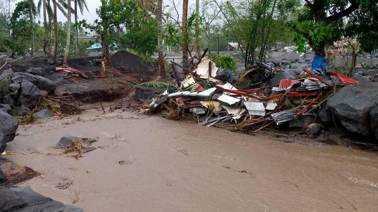 Suite du typhon Goni dans la province d'Albay Une vue des eaux de crue et des dommages causés par le typhon Goni dans la province d'Albay, aux Philippines, le 1er novembre 2020, sur cette image obtenue à partir des médias sociaux.  Marychris Olavario-Cuachin / via REUTERS ATTENTION RÉDACTEURS - CETTE IMAGE A ÉTÉ FOURNIE PAR UN TIERS.  CRÉDIT OBLIGATOIRE.  PAS DE REVENTE.  PAS D'ARCHIVES.