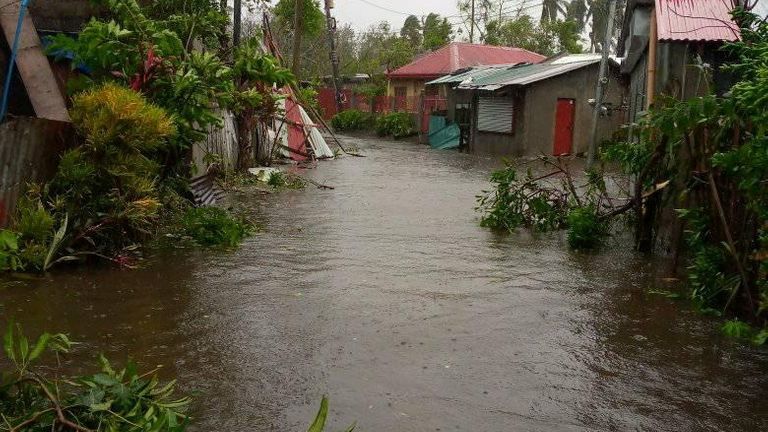 Suite du typhon Goni dans la province d'Albay Une vue des eaux de crue et des maisons endommagées à la suite du typhon Goni dans la province d'Albay, Philippines, le 1er novembre 2020, sur cette image obtenue à partir des médias sociaux.  Marychris Olavario-Cuachin / via REUTERS ATTENTION RÉDACTEURS - CETTE IMAGE A ÉTÉ FOURNIE PAR UN TIERS.  CRÉDIT OBLIGATOIRE.  PAS DE REVENTE.  PAS D'ARCHIVES.
