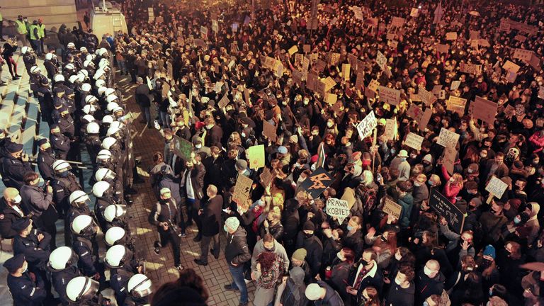 Les manifestants se rassemblent devant la cathédrale catholique de Katowice, Pologne 