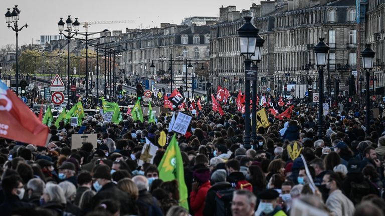 Des manifestants défilent à Paris lors d'une manifestation contre le 