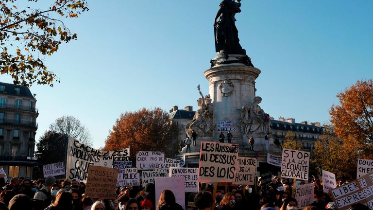 Des manifestants tiennent des pancartes indiquant `` Ministère de la honte '' et `` Des gens puissants au-dessus des lois '' sur la place de la République 