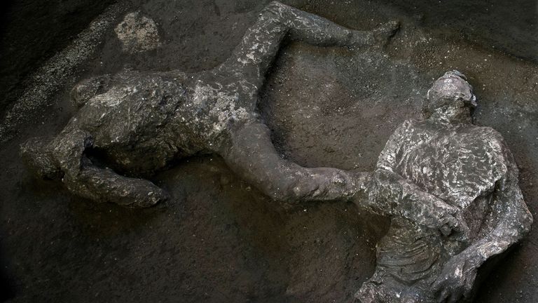 Restes de deux hommes morts dans l'éruption volcanique