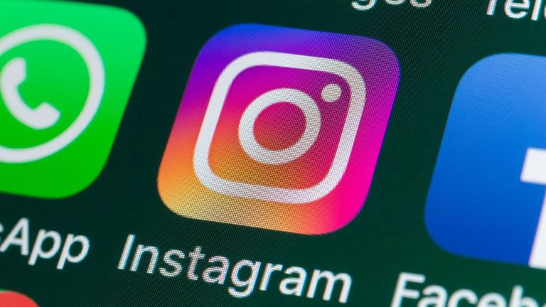 Le compte Instagram du pape François a aimé - puis n'a pas aimé - une photo d'un modèle de bikini brésilien vêtu d'un uniforme scolaire