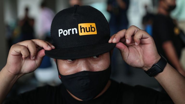 Un manifestant porte une casquette avec le logo Pornhub