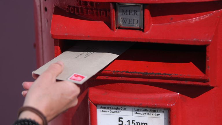 PENARTH, WALES - 15 AVRIL: Une lettre est postée dans une boîte aux lettres rouge le 15 avril 2020 à Penarth, au Pays de Galles.  La pandémie de coronavirus (COVID-19) s'est propagée dans de nombreux pays à travers le monde, faisant plus de 120000 morts et infectant plus de 2 millions de personnes.  (Photo par Stu Forster / Getty Images)