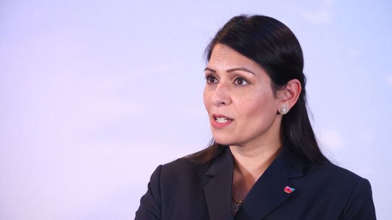 Le ministre de l'Intérieur, Priti Patel, a annoncé que le niveau de menace terroriste britannique était passé de substantiel à grave après l'attaque de Vienne