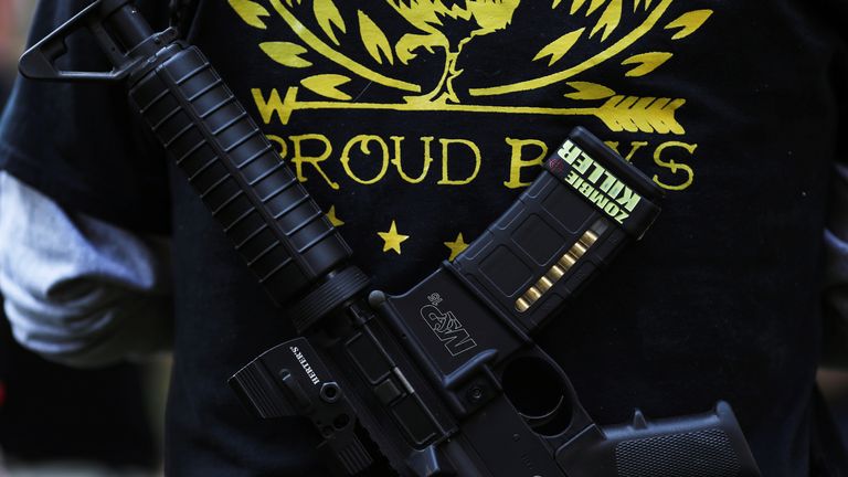 Les armes sont une caractéristique commune des rassemblements de Proud Boys