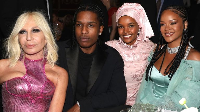 (LR) Donatella Versace, ASAP Rocky, Halima Aden et Rihanna lors des Fashion Awards 2019 qui ont eu lieu au Royal Albert Hall 