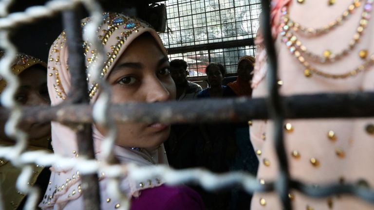 Des Rohingyas arrêtés arrivent dans un tribunal de Hlegu pour faire face à des accusations de voyage illégal, à l'extérieur de Yangon, au Myanmar, le 21 février 2020. REUTERS / Ann Wang
