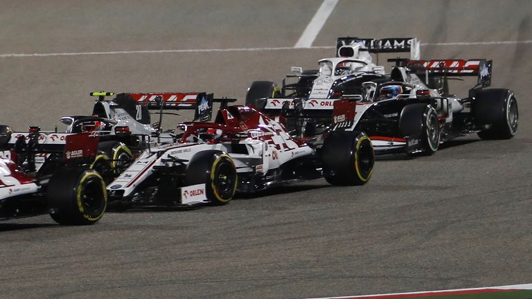 Le pilote français de Haas F1 Romain Grosjean (R) conduisant avant l'accident