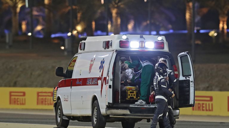 Des médecins s'occupent du pilote français de Haas F1 Romain Grosjean après l'accident