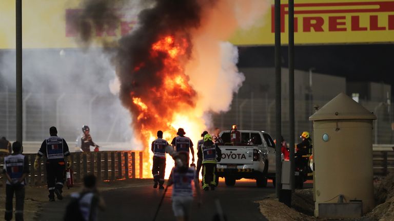   BAHREÏN, BAHREÏN - 29 NOVEMBRE: Un incendie est photographié après le crash de Romain Grosjean de France et de Haas F1 lors du Grand Prix F1 de Bahreïn sur le circuit international de Bahreïn le 29 novembre 2020 à Bahreïn, Bahreïn.  (Photo par Kamran Jebreili - Piscine / Getty Images)
