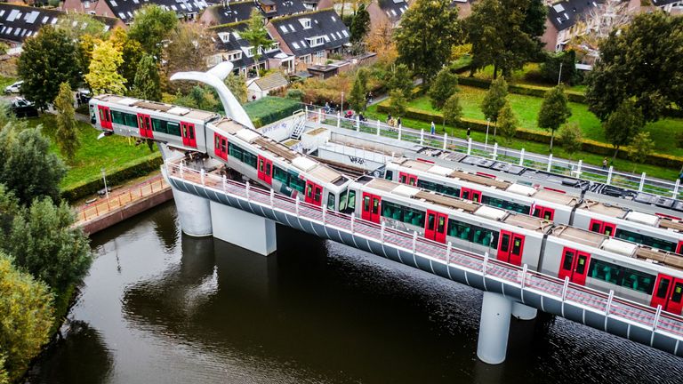 PAYS-BAS-ACCIDENT-METRO Une photo prise à Spijkenisse, le 2 novembre 2020, montre une rame de métro qui a traversé un bloc d'arrêt de la station de métro De Akkers, sans faire de victime.  - Une rame de métro néerlandaise a été sauvée de la catastrophe le 2 novembre 2020, lorsqu'elle a fracassé une barrière de sécurité mais a été empêchée de plonger dans l'eau par une sculpture d'une queue de baleine.  Le conducteur du train, qui était la seule personne à bord, n'a pas été blessé dans l'incident qui s'est produit juste après minuit à Spi