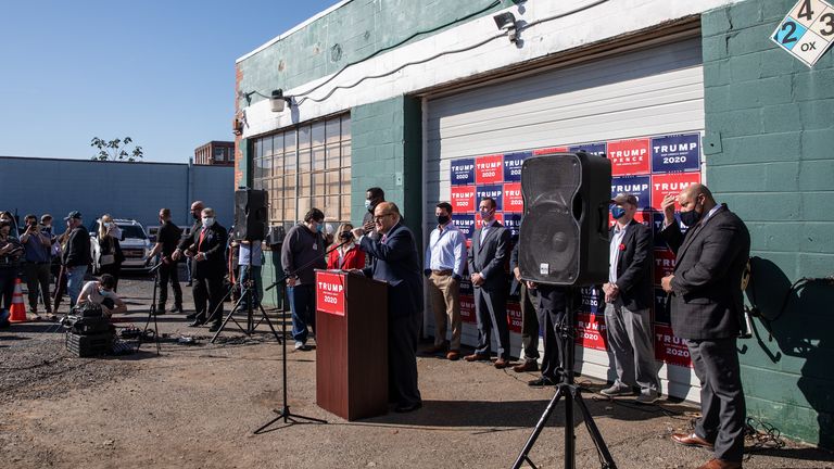 L'avocat du président, Rudy Giuliani s'adresse aux médias lors d'une conférence de presse tenue dans le parking arrière de Four Seasons Total Landscaping le 7 novembre 2020 à Philadelphie, Pennsylvanie