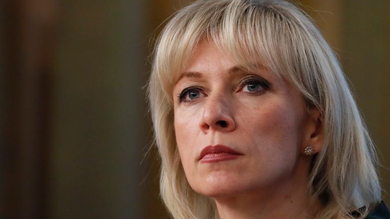 La porte-parole du ministère russe des Affaires étrangères, Maria Zakharova, écoute lors de la conférence de presse annuelle à Moscou