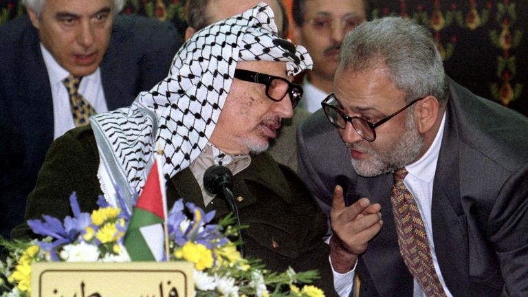 Le négociateur de paix a également travaillé comme traducteur de Yasser Arafat (à gauche)