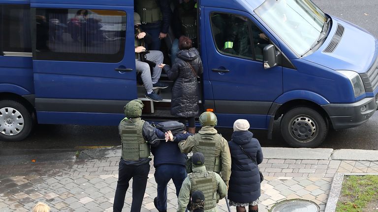 Les forces de sécurité arrêtent un manifestant
