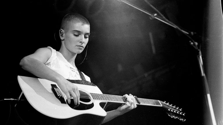 Sinead O'Connor joue sur la scène à Glastonbury, Royaume-Uni, 1990

