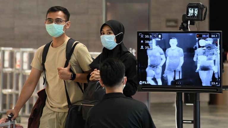Balayage de la température en place à l'aéroport Changi de Singapour