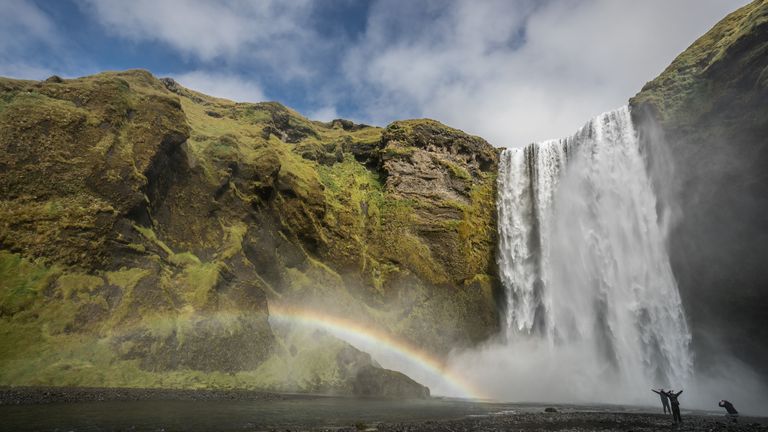 Rainbow est vu près de la cascade de Skogafoss le 2 septembre 2018 près de Skogar, dans le sud de l'Islande