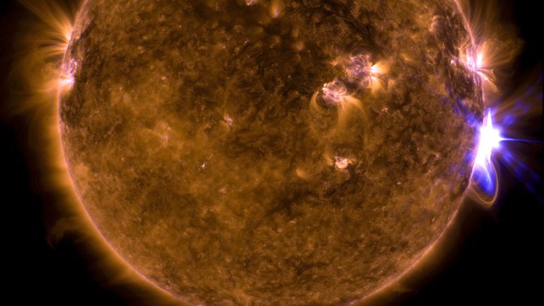 L'Observatoire de la dynamique solaire de la NASA a capturé cette image d'une éruption solaire - comme on le voit dans le flash lumineux sur le côté droit - le 10 septembre 2017. L'image montre une combinaison de longueurs d'onde de lumière ultraviolette extrême qui met en évidence le matériau extrêmement chaud dans les éruptions, qui a ensuite été colorisée.

