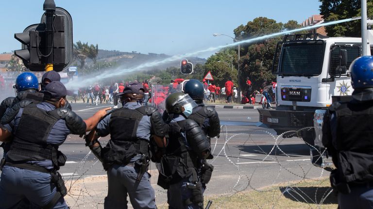 Un canon à eau a été déployé par la police au Cap