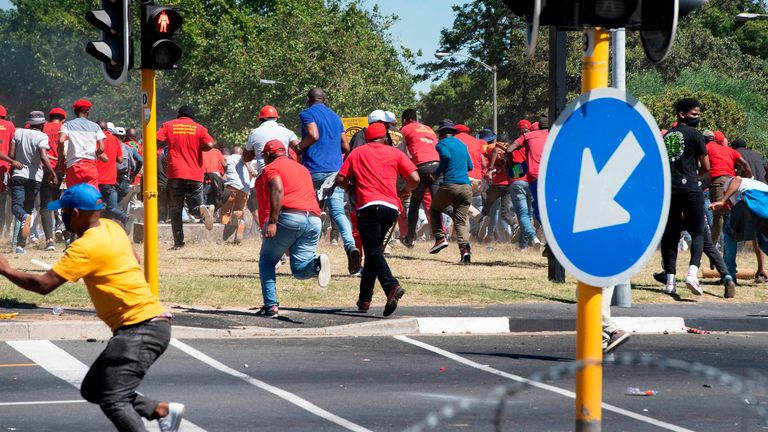 Des militants de l'opposition ont couru alors que la police tirait des balles en caoutchouc