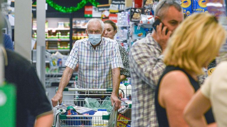 Les gens font des réserves de fournitures maintenant que le verrouillage de six jours est en place