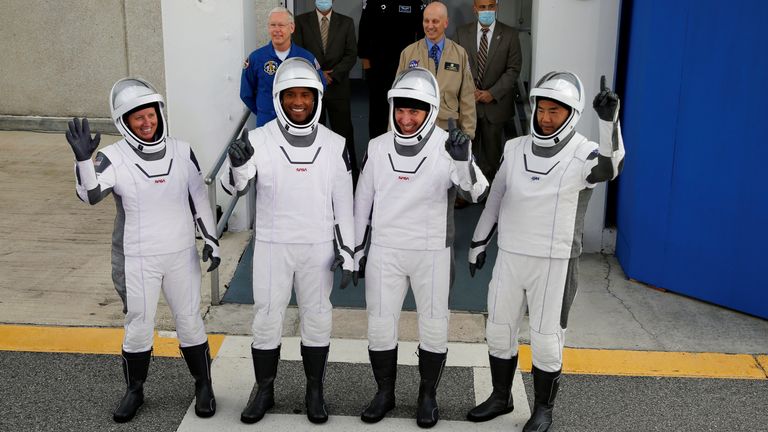 Les membres de l'équipage d'un commandant de fusée SpaceX Falcon 9 Mike Hopkins, Victor Glover, Shannon Walker et l'astronaute japonais Soichi Noguchi, geste alors qu'ils partent pour la rampe de lancement pour la première mission opérationnelle de l'équipage commercial de la NASA au Centre spatial Kennedy à Cape Canaveral, Floride, États-Unis 15 novembre 2020. REUTERS / Joe Skipper TPX IMAGES DU JOUR