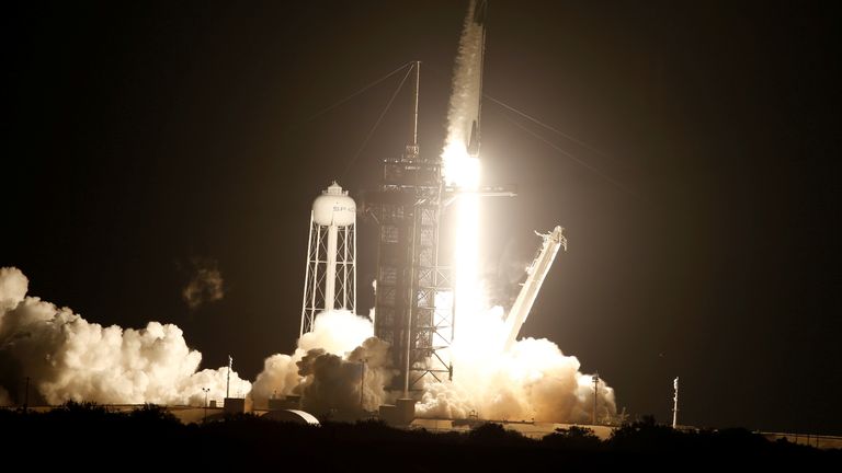 Une fusée SpaceX Falcon 9, avec la capsule Crew Dragon, est lancée