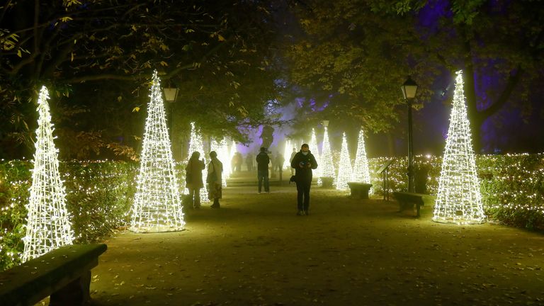 Les gens marchent dans le jardin botanique de Madrid en Espagne