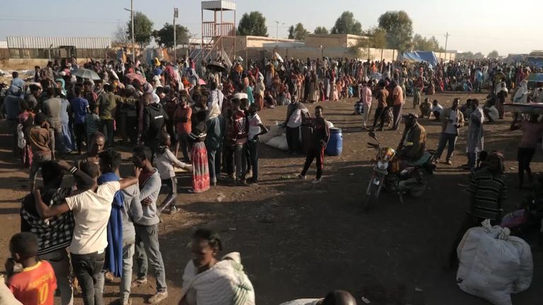 Des milliers de personnes fuyant la région éthiopienne du Tigray traversent la frontière avec le Soudan
