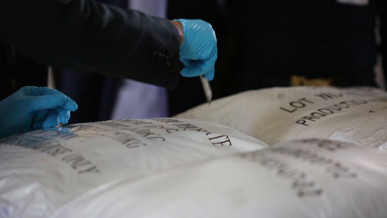 Les autorités voient les 11,5 tonnes de kétamine saisies, la plus grande saisie jamais réalisée dans le pays, d'une valeur de près de 30 milliards de bahts (~ 991 millions de dollars américains) dans un entrepôt de Chachoengsao, Thaïlande, le 12 novembre 2020. Bureau de l'Organe de contrôle des stupéfiants / Document à distribuer