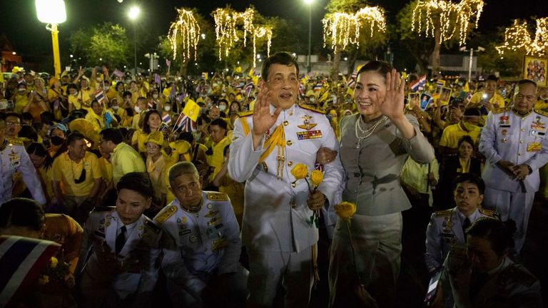 Le roi et la reine thaïlandais ont rencontré des partisans devant le Grand Palais Royal de Bangkok le 1er novembre